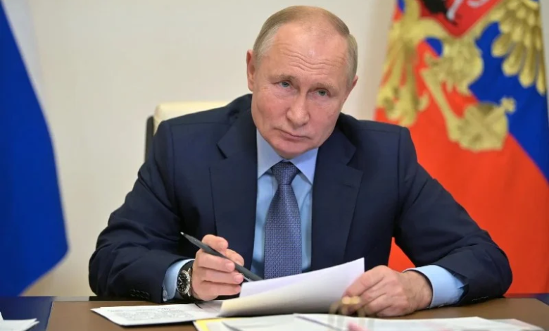 صورة بوتين لصحيفة الشعب الصينية: منفتحون على تسوية للأزمة الأوكرانية