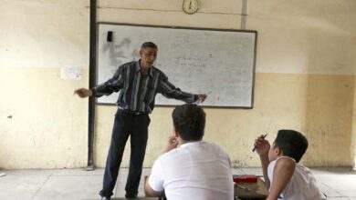 صورة معلمو العراق يشكون الاعتداءات والتضييق على الحريات في يومهم العالمي