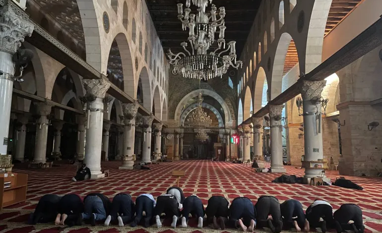 صورة قوات الاحتلال تقتحم المسجد الأقصى وتخليه من المعتكفين داخله