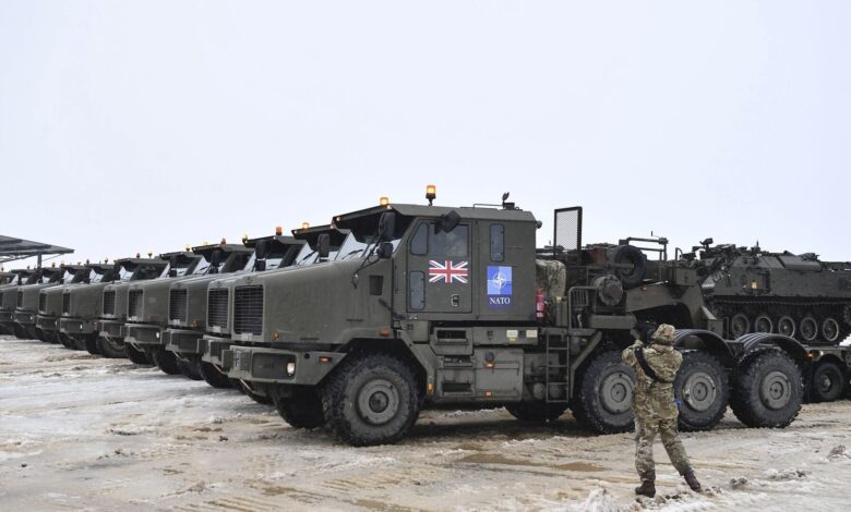 صورة صحيفة الديلي ميل: صناع الحرب الذين روجوا لغزو العراق أرسلوا القوات البريطانية إلى أوكرانيا