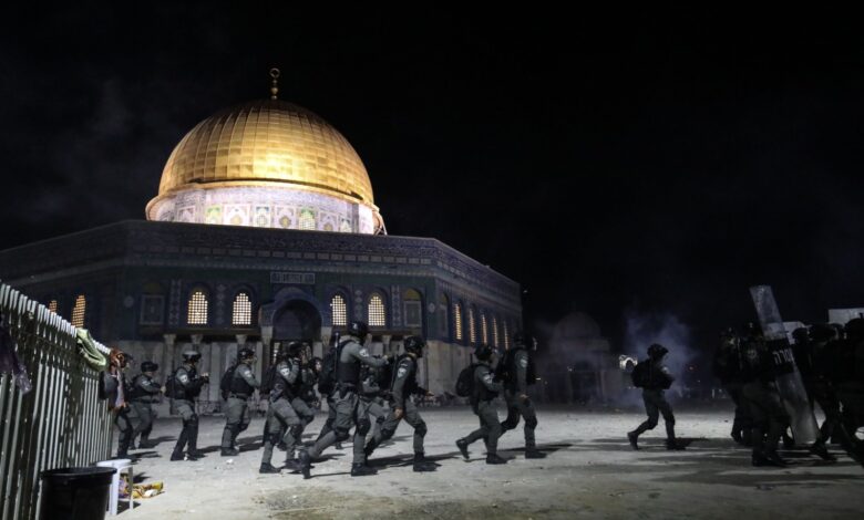 صورة شرطة الاحتلال تعتدي على فلسطينيين حاولوا دخول المسجد الأقصى لصلاة الفجر