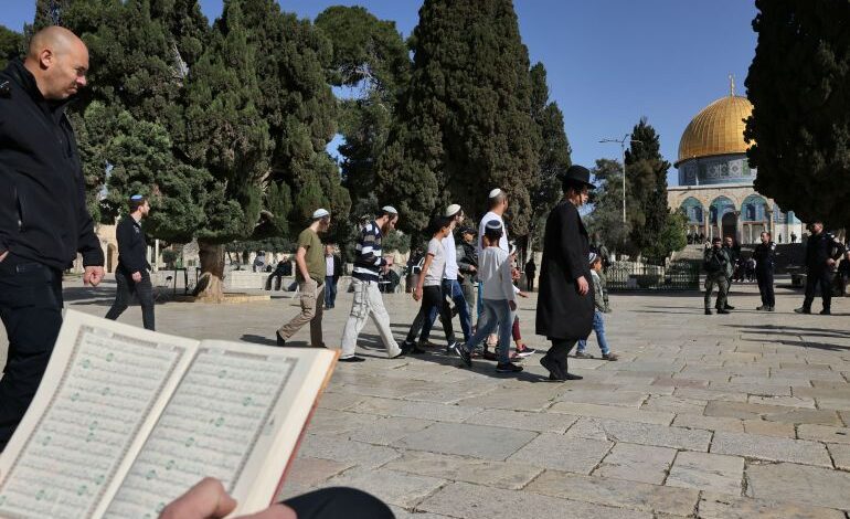 صورة مئات المستوطنين يقتحمون المسجد الأقصى بحماية من قوات الاحتلال