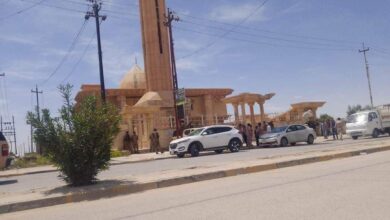 صورة ميليشيات يزيدية تحاول اقتحام وإحراق جامع الرحمن أمام مرأى القوات الحكومية في الموصل
