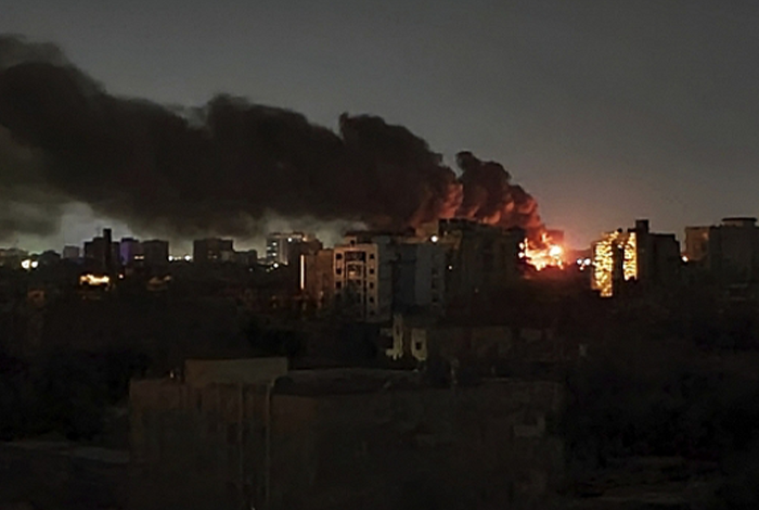 صورة اشتباكات متقطعة في الخرطوم بعد ساعات من دخول الهدنة حيز التنفيذ