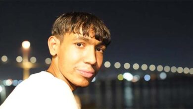 صورة عراقي يطالب شركة النفط البريطانية بتعويض بعد وفاة ابنه بالسرطان