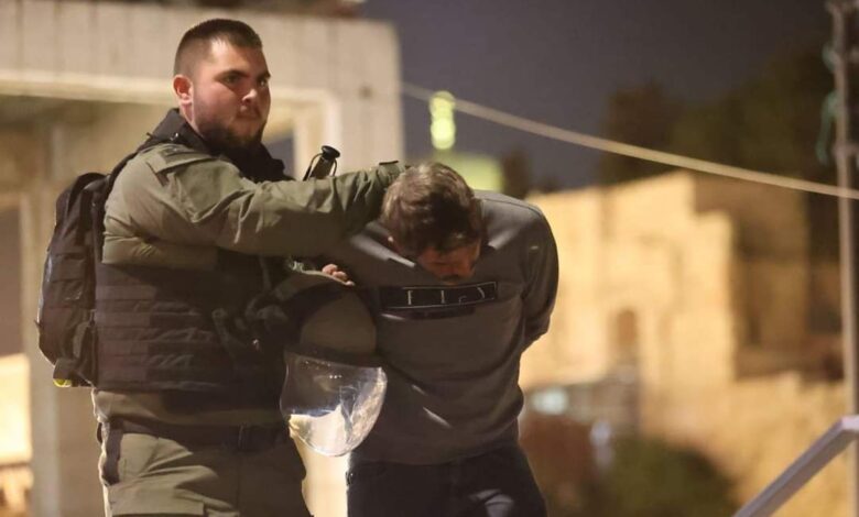 صورة قوات الاحتلال تقتحم المسجد الأقصى وتعتقل مئات المعتكفين داخله
