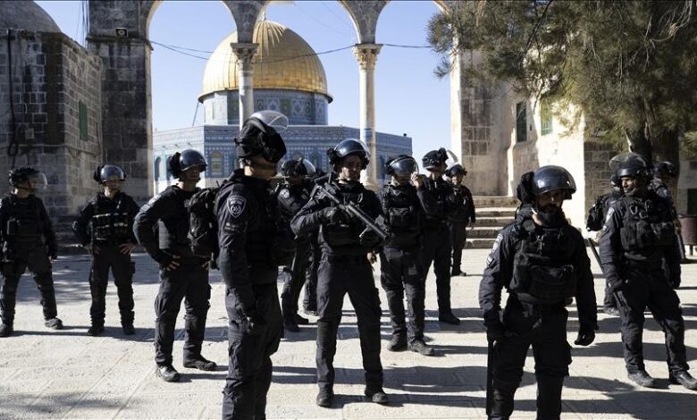 صورة مجموعات المستوطنين تقتحم باحات المسجد الأقصى بحماية قوات الاحتلال