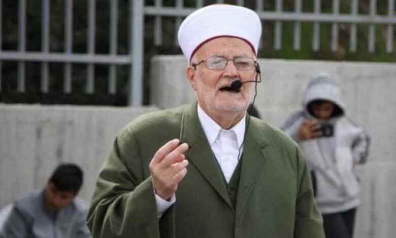 صورة الشيخ عكرمة صبري يندد باعتداء الاحتلال على المصلين ومنعه الاعتكاف في المسجد الأقصى