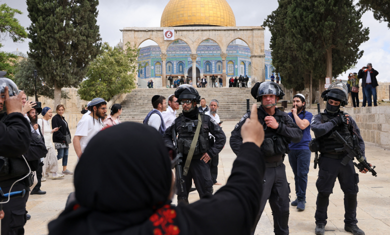 صورة مستوطنون صهاينة يقتحمون المسجد الأقصى وسط حراسة من شرطة الاحتلال