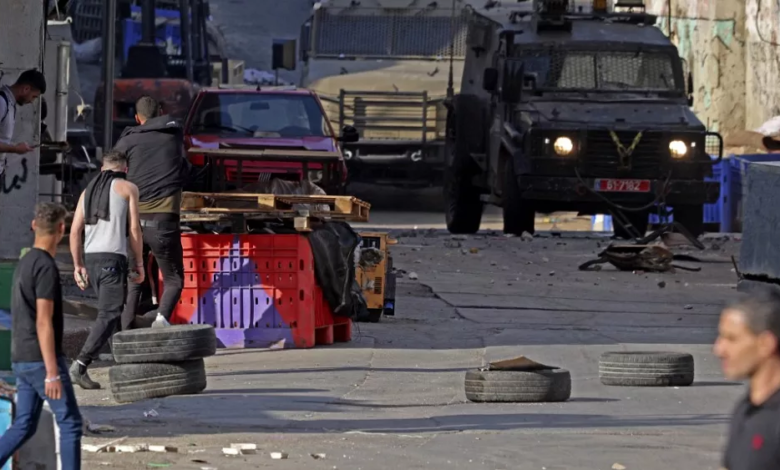 صورة جيش الاحتلال يصيب فلسطينيًا ويعتقل 20 آخرين في الضفة الغربية