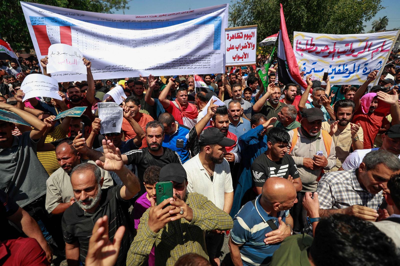 المتقاعدون في العراق يستمرون بالتظاهر لزيادة رواتبهم