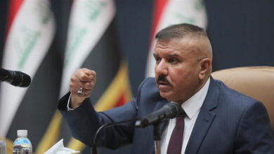 صورة العشائر وعناصر الميليشيات يتندرون على طلب الشمري بتسليم أسلحتهم
