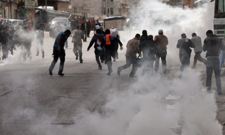 صورة إصابة عشرات الفلسطينيين أغلبهم بحالات اختناق خلال اقتحام قوات الاحتلال الضفة الغربية