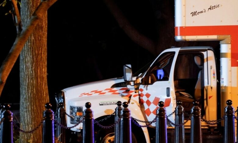 صورة إلقاء القبض على سائق شاحنة بعد اصطدامها بحواجز أمنية قرب البيت الأبيض