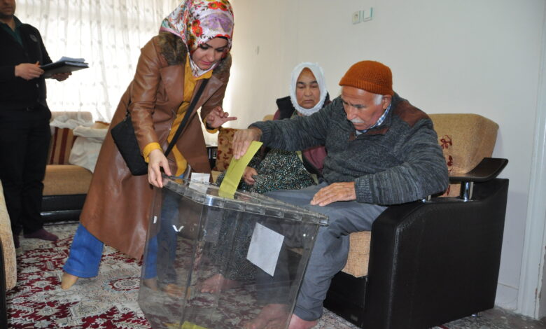 صورة السلطات التركية توفر صناديق اقتراع متنقلة للمرضى والمعاقين