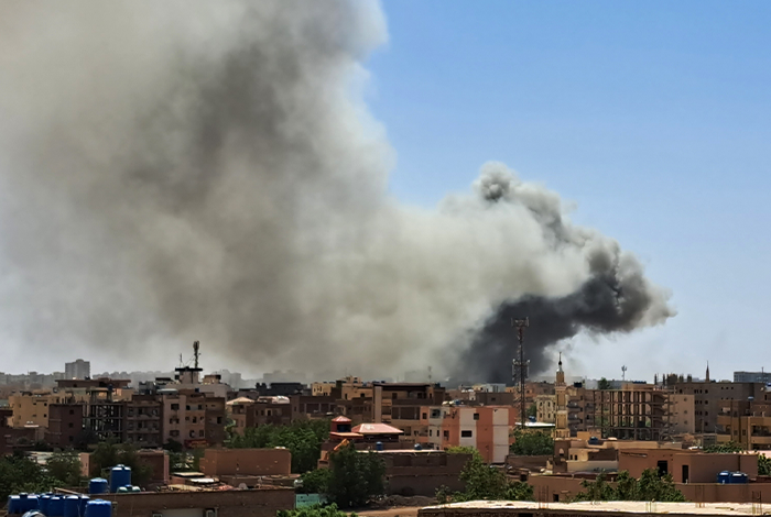 صورة استمرار القتال ونهب مجمع رئيسي لبرنامج الأغذية العالمي في الخرطوم