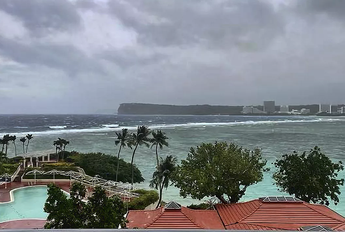 صورة السلطات في جزيرة غوام الأمريكية تجلي سكانها تحسبًا لوصول إعصار عملاق