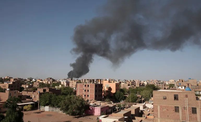 صورة معارك في الخرطوم ودارفور والبرهان يقيل مسؤولين عسكريين ومدنيين