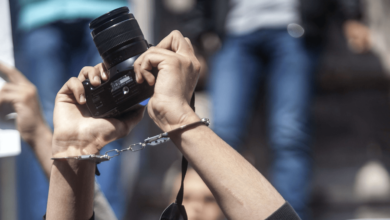 صورة صحفيون يرفضون قرار الحكومة التحكم بمنح تراخيص العمل وفرض قيود أمنية