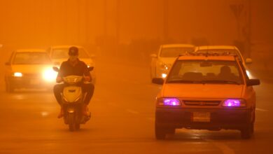 صورة عاصفة رملية تضرب بغداد وسكان العاصمة يحتمون بالمنازل ويرتدون الكمامات