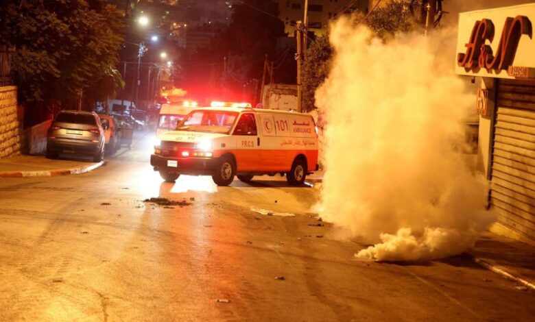 صورة مقتل فلسطيني وإصابة العشرات برصاص الاحتلال وبالاختناق خلال اقتحامه نابلس