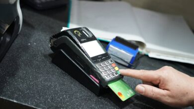 صورة عراقيون خارج البلاد يعانون من صعوبات تتعلق باستخدام بطاقاتهم الإلكترونية