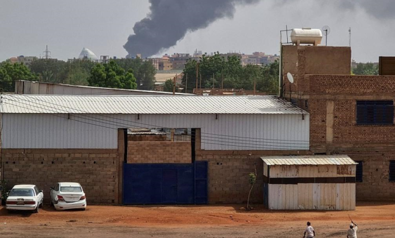 صورة اشتباكات بالأسلحة الثقيلة وسط الخرطوم بين الجيش السوداني وقوات الدعم السريع