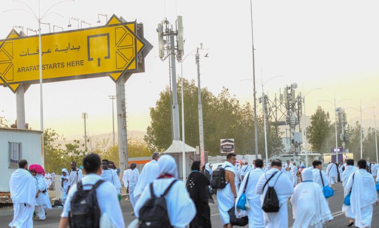 صورة تقاطر الحجاج إلى صعيد عرفات لأداء ركن الحج الأعظم