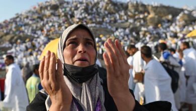 صورة العالم يتابع المنظر الفريد لحجاج أتوا من كل فج عميق مرددين لبيك اللهم لبيك