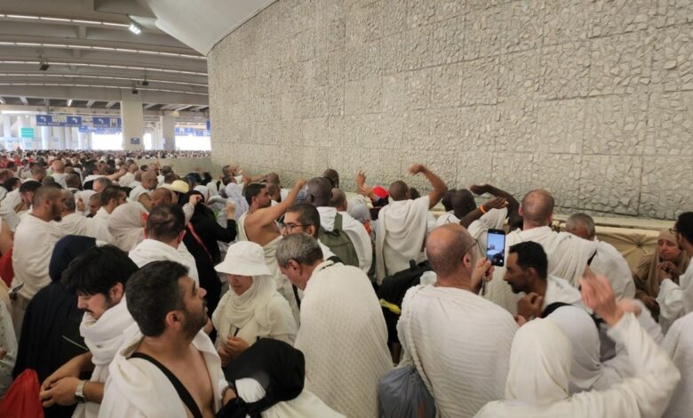 صورة حجاج بيت الله الحرام يبدؤون برمي جمرة العقبة الكبرى في أول أيام العيد