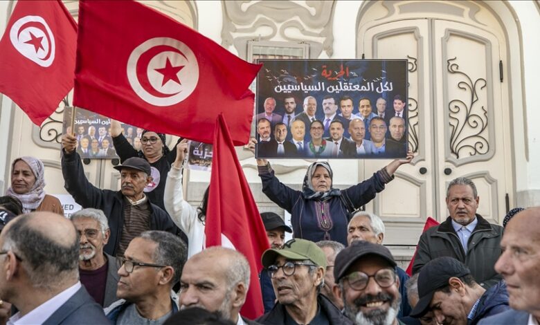 صورة جبهة الخلاص المعارضة في تونس تنظم وقفة لدعم المعتقلين في قضية التآمر على أمن الدولة