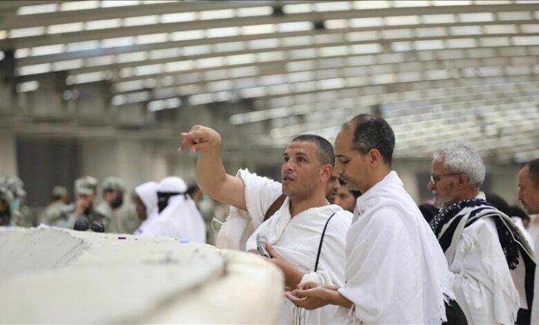 صورة حجاج بيت الله الحرام يواصلون رمي الجمرات الثلاث في مشعر منى