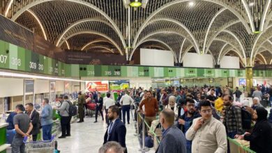 صورة جدل واسع في العراق بشأن ضرائب السفر والوقود وبطاقات الشحن المسبق للهاتف