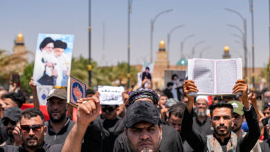 صورة اتباع الصدر يتظاهرون أمام المنطقة الخضراء احتجاجًا على حرق نسخة من القرآن في الدنمارك