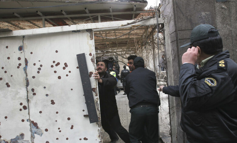 صورة وسائل إعلام: مسلحون مجهولون يهاجمون مركزًا للشرطة في مدينة زاهدان شرقي إيران