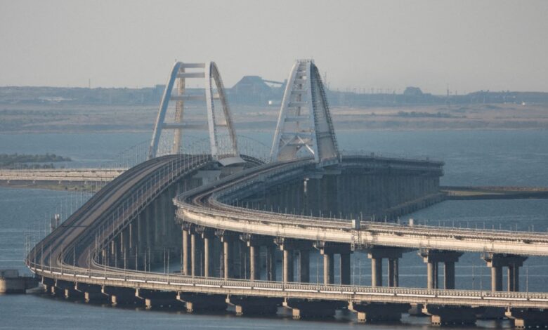 صورة روسيا توقف حركة المرور على جسر القرم عقب مقتل شخصين بانفجارات استهدفته