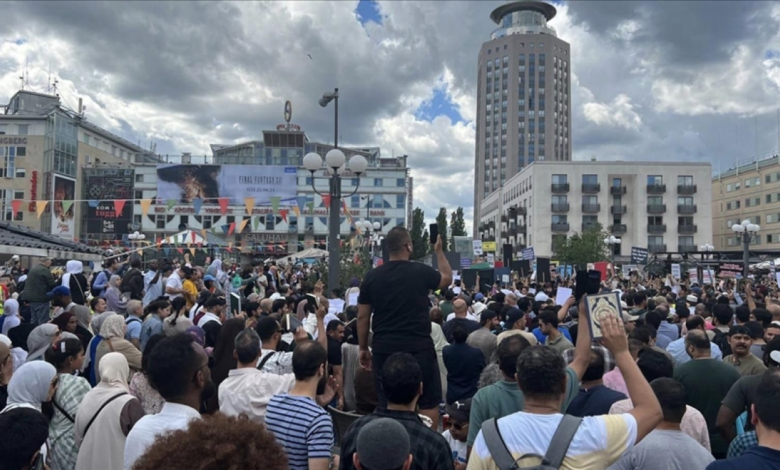 صورة وقفات احتجاجية في ستوكهولم ومالمو للتنديد بجريمة حرق المصحف الشريف