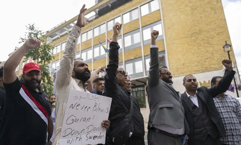 صورة تظاهرة أمام السفارة السويدية في لندن ردًا على حرق نسخة من القرآن في السويد