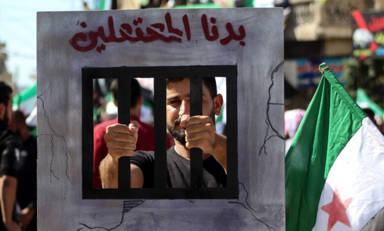 صورة عشرات السوريين المعتقلين لدى السلطات في العراق لا يزال مصيرهم مجهولاً