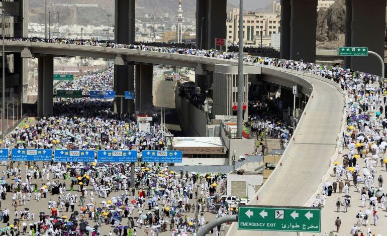 صورة الحجاج يختتمون مناسكهم في مشعر منى في آخر أيام التشريق
