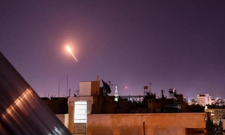 صورة إعلام النظام: إصابة عسكرييْن سورييْن خلال هجوم “إسرائيلي” على محيط دمشق