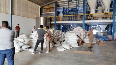 صورة وزارة التجارة تضبط كمية كبيرة من المواد الغذائية المهربة في معمل بواسط