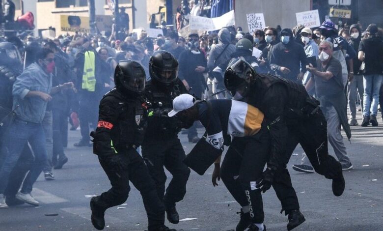 صورة إندبندنت: على ماكرون السيطرة على وحشية الشرطة وحماية مجتمعه من الانهيار