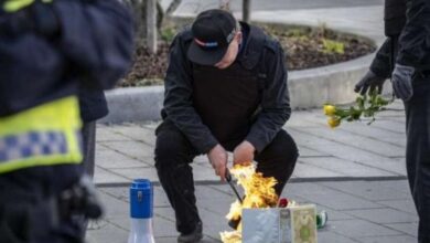 صورة مجموعة متطرفة تحرق نسخة من المصحف أمام سفارة العراق بكوبنهاغن