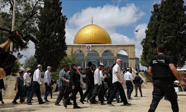 صورة مئات المستوطنين يقتحمون باحات المسجد الأقصى تحت حماية شرطة الاحتلال