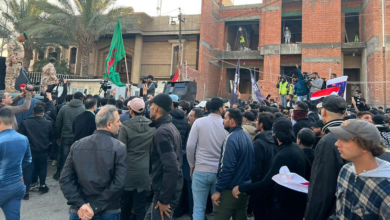 صورة أتباع التيار الصدري يحرقون مبنى السفارة السويدية في بغداد