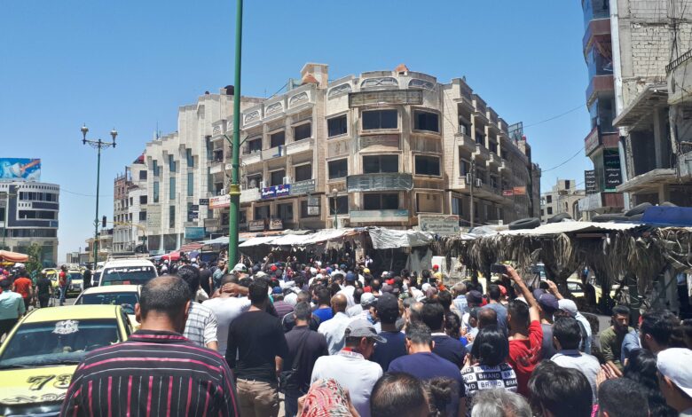 صورة إغلاق للطرق في السويداء احتجاجًا على تدهور الأوضاع المعيشية والخدمية والأمنية