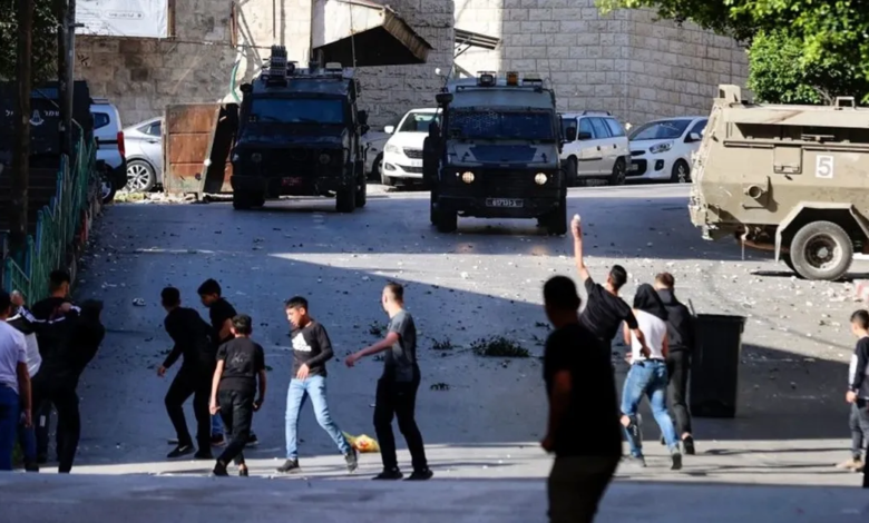 صورة مقتل فلسطيني وإصابة 8 بجروح خلال اقتحام قوات الاحتلال مخيم طولكرم