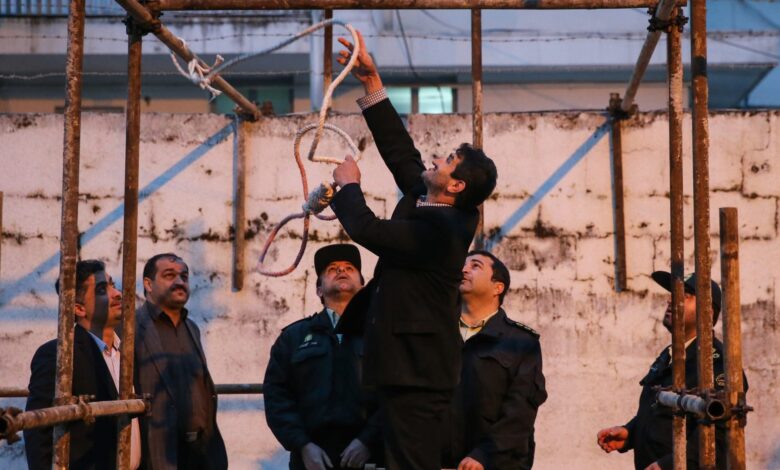 صورة السلطات الإيرانية تقدم على إعدام ما لا يقل عن 13 شخصًا خلال 48 ساعة