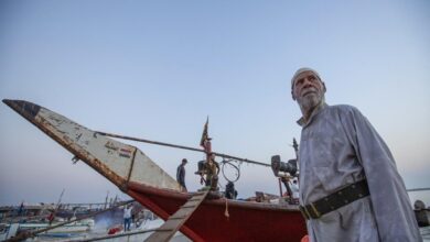 صورة صياديو الأسماك: مبيعاتنا انخفضت إلى النصف بسبب دول الجوار